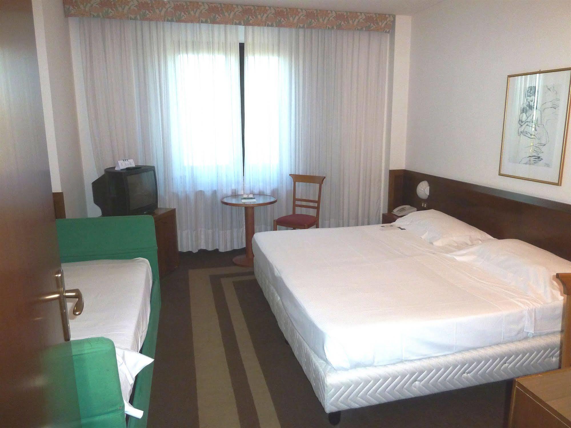 Una Hotel Lodi Exterior photo